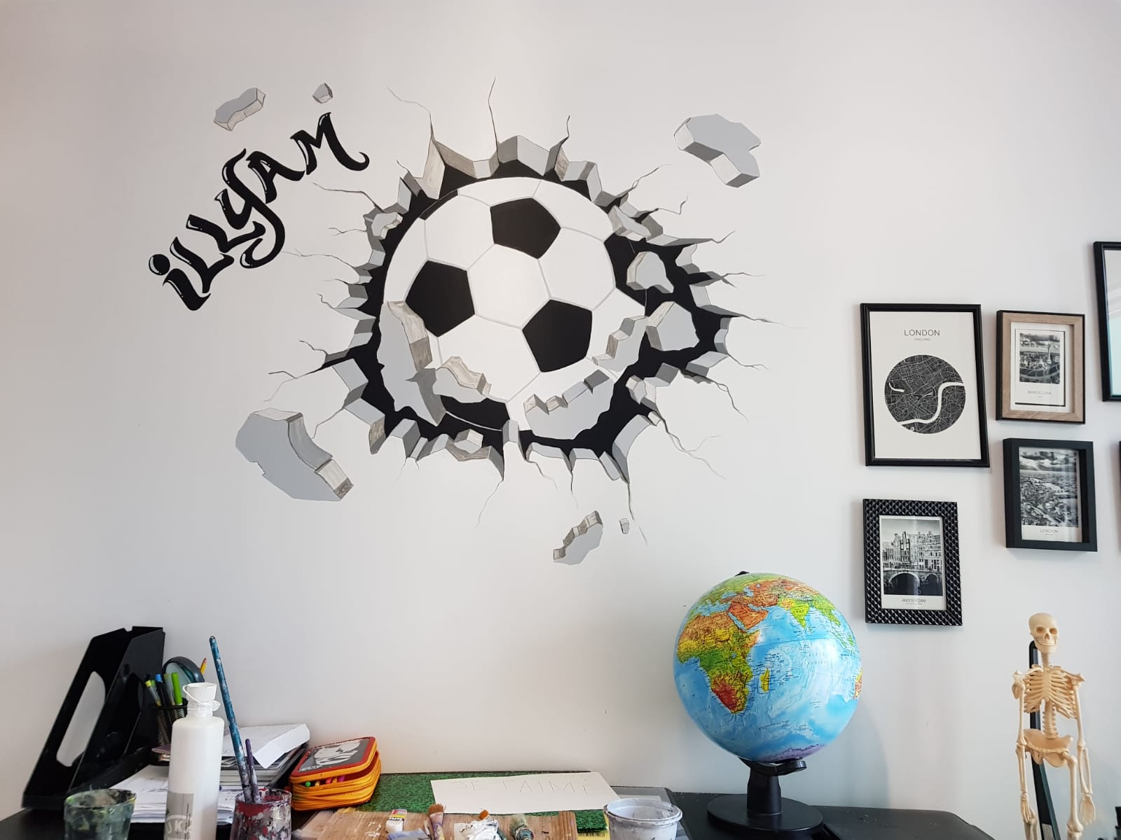 Ballon de foot dans un salon - acrylique sur mur